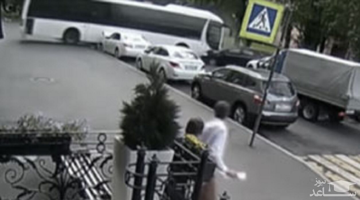 (فیلم) اقدام دیوانه‌وار راننده اتوبوس در خیابان 
