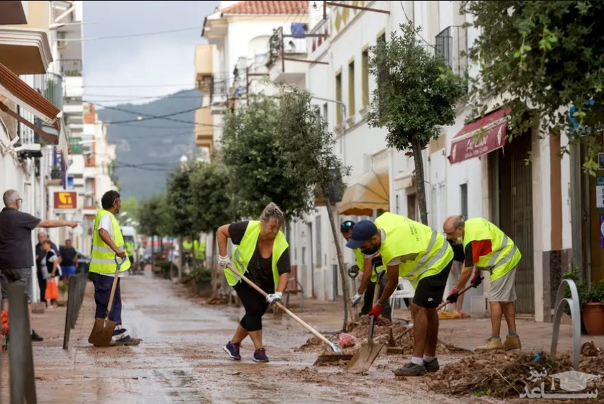 نیروهای داوطلب مردمی در حال پاکسازی گل و لای سیل در اسپانیا