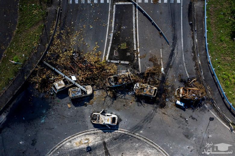بقایای خودروهای سوخته در جریان شورش مردمی علیه محدودیت های کرونایی در "گوادلوپ"/ رویترز