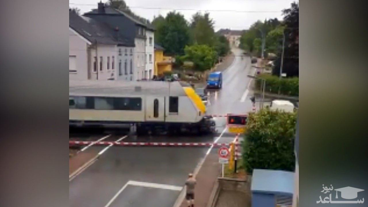 (فیلم) سد کردن مسیر قطار توسط یک خودرو