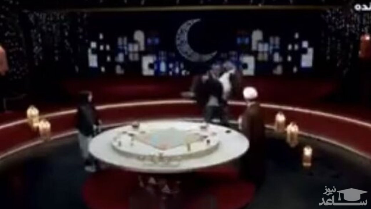 (فیلم) جلو بازو زدن پیشکسوت بدنسازی با استفاده از مجری یک برنامه تلویزیونی 