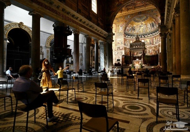 چینش صندلی های کلیسایی در روم متناسب با اصل فاصله گذاری در نخستین روز بازگشایی محدود اماکن عمومی در ایتالیا