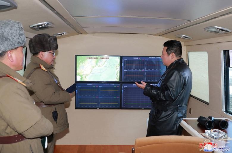 رهبر کره شمالی در حال تماشای لحظه پرتاب و آزمایش موشک مافوق صوت کره شمالی/ خبرگزاری رسمی کره شمالی