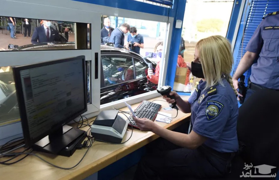 مامور مرزی کرواسی در حال اسکن کردن "پاسپورت دیجیتال کووید" یک مسافر ورودی از اسلونی