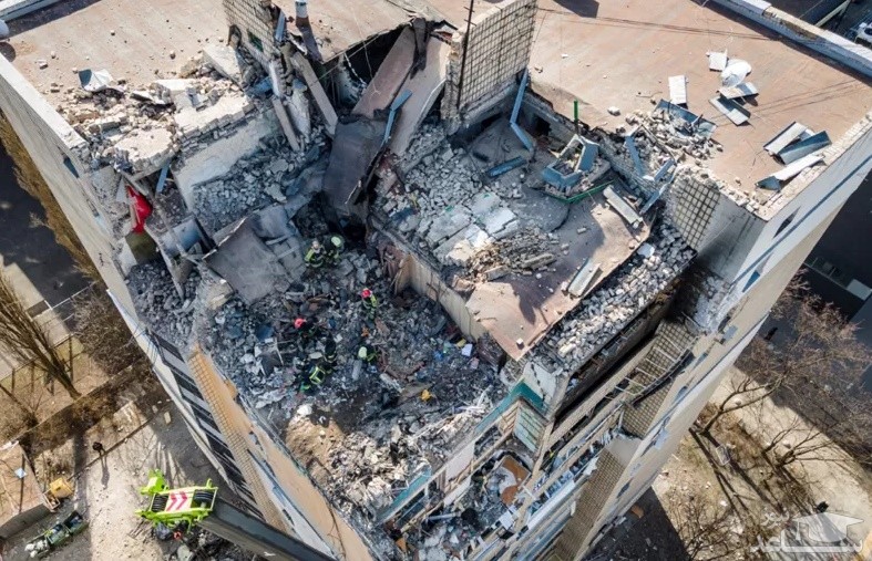 نیروهای آتش نشان در حال خاموش کردن آتش و نجات آسیب دیدگان از حمله موشکی روسیه به یک ساختمان مسکونی در شهر کی یف پایتخت اوکراین