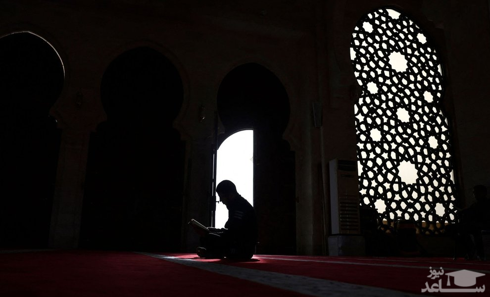 مردی در حال قرآن خواندن