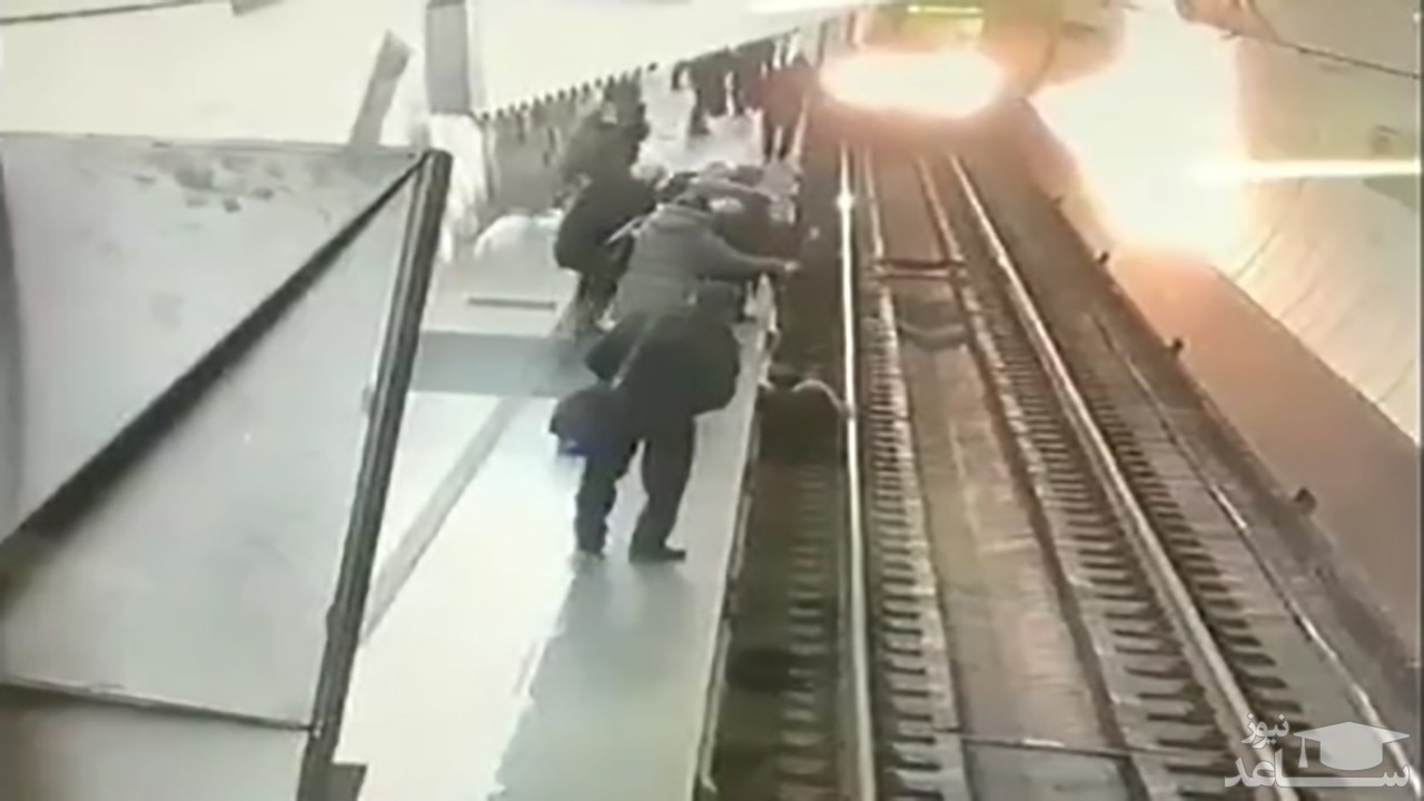 (فیلم) هوشیاری راننده قطار در له نکردن زن سر به هوا در ایستگاه مترو