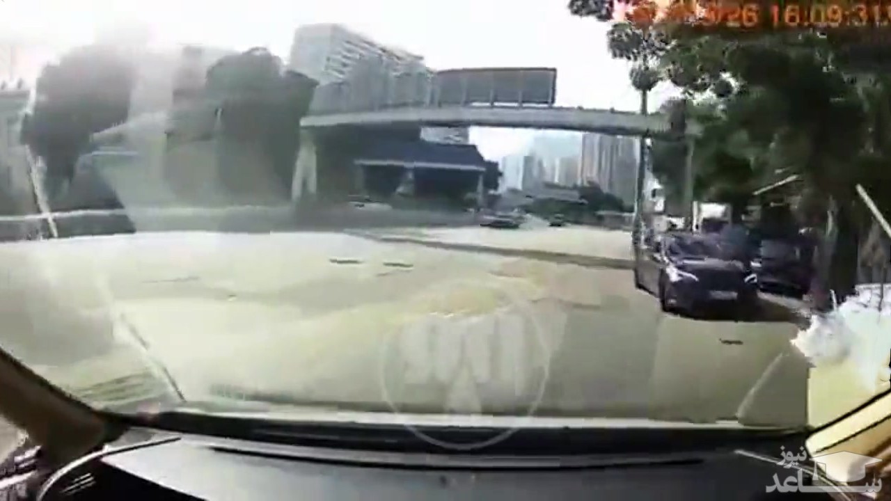 (فیلم) چپ کردن خودروی سواری پس از برخورد با یک اتومبیل دیگر 
