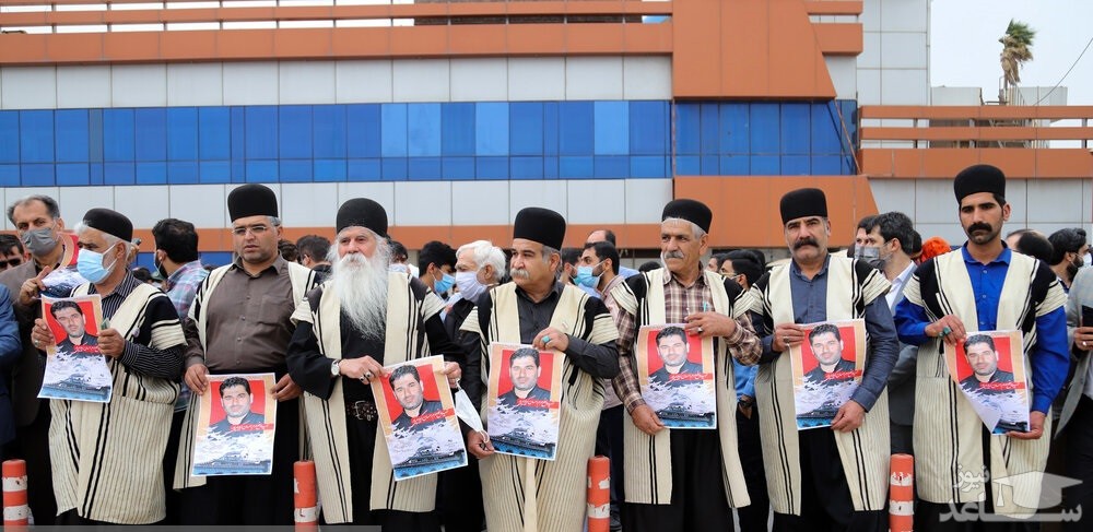 پوستر شهید احسان کربلایی پور در دستان هم وطنان اهوازی