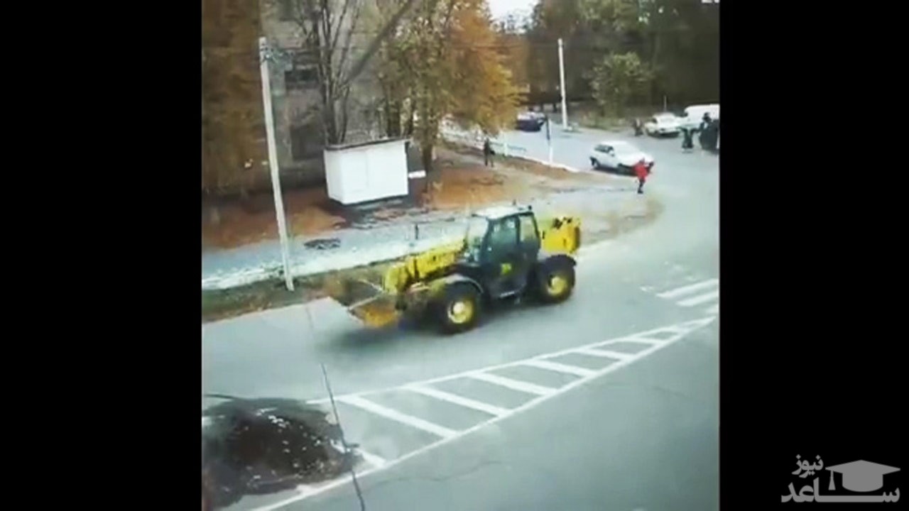 (فیلم) زیر گرفتن عمدی یک زن در خیابان توسط راننده بولدوزر