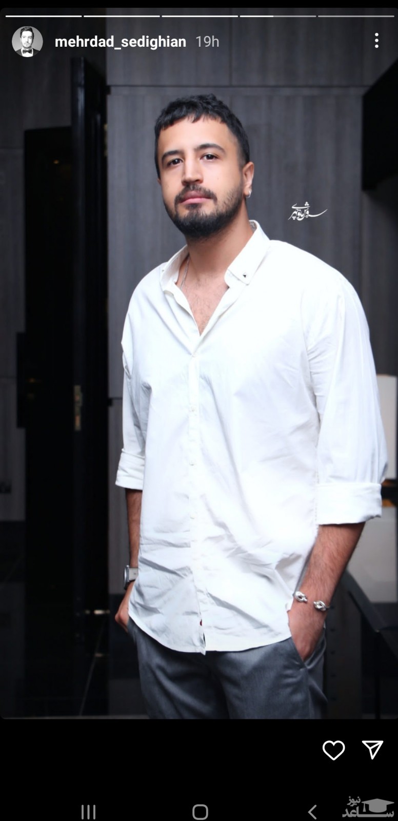 مهرداد صادقیان با لباس چروک