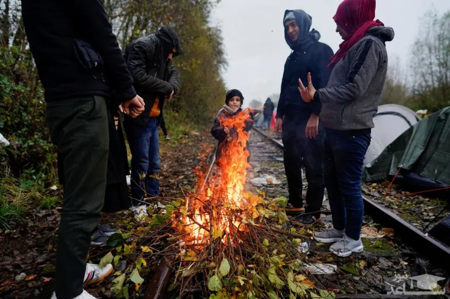 گرم شدن پناهجویان در کمپ پناهجویان در دانکرک فرانسه/ رویترز