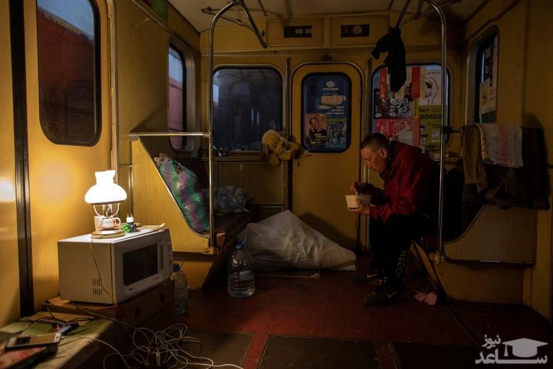 پناه بردن غیرنظامیان به واگن های مترو برای در امان ماندن از حملات موشکی روسیه در شهر "خارکیف" اوکراین/ رویترز
