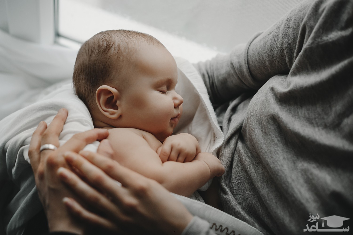 شیر خوردن نوزاد از یک سینه و راهکارهایی برای رفع آن