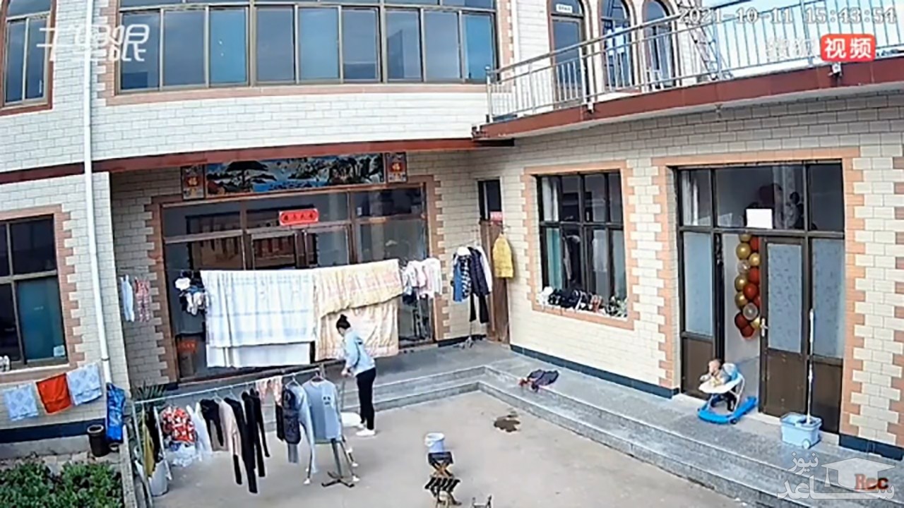 (فیلم) تلاش مادر برای گرفتن بچه با جارو