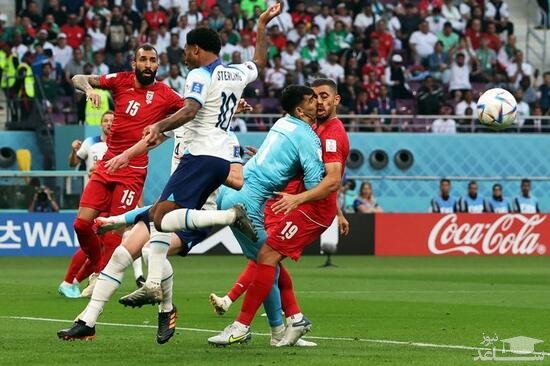 لحظه مصدومیت " علیرضا بیرانوند" دروازه بان تیم ملی فوتبال ایران در دقایق ابتدایی بازی مقابل تیم انگلیس در جام جهانی فوتبال 2022/ رویترز