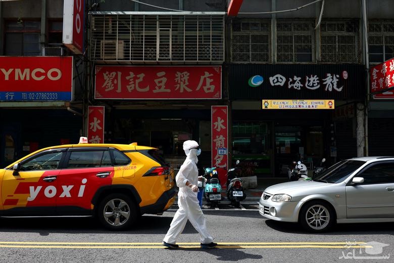 پیاده روی با لباس محافظ از ویروس کرونا در خیابانی در تایوان