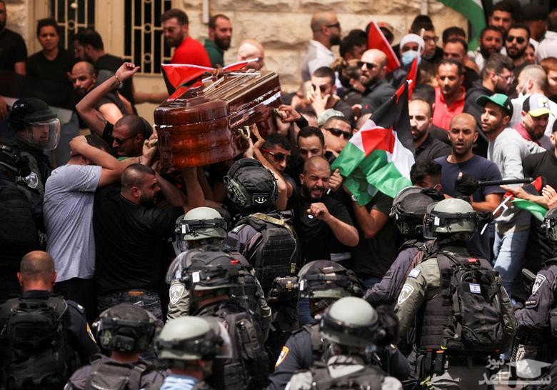 حمله پلیس اسراییل به مراسم تشییع پیکر" شیرین ابو عاقله" خبرنگار الجزیره در شهر "جنین" در کرانه باختری فلسطین/ رویترز