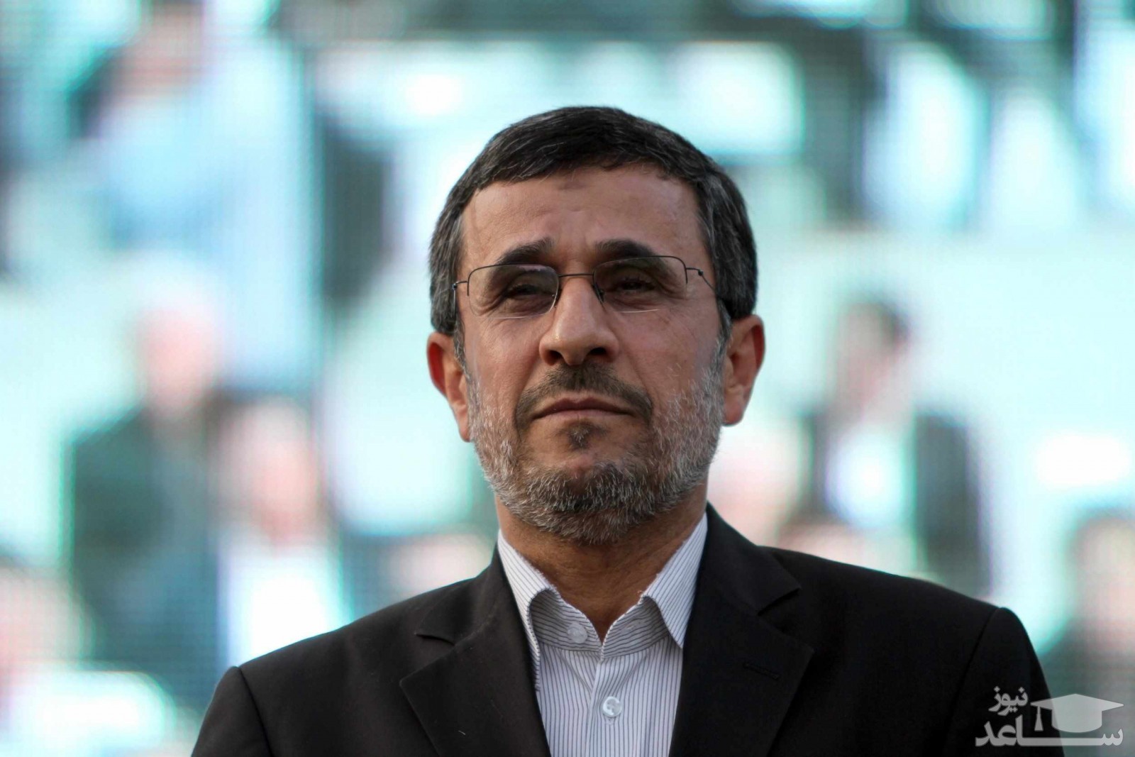 عکس جنجالی و دیده نشده از محمود احمدی نژاد با عبا و شال عربی
