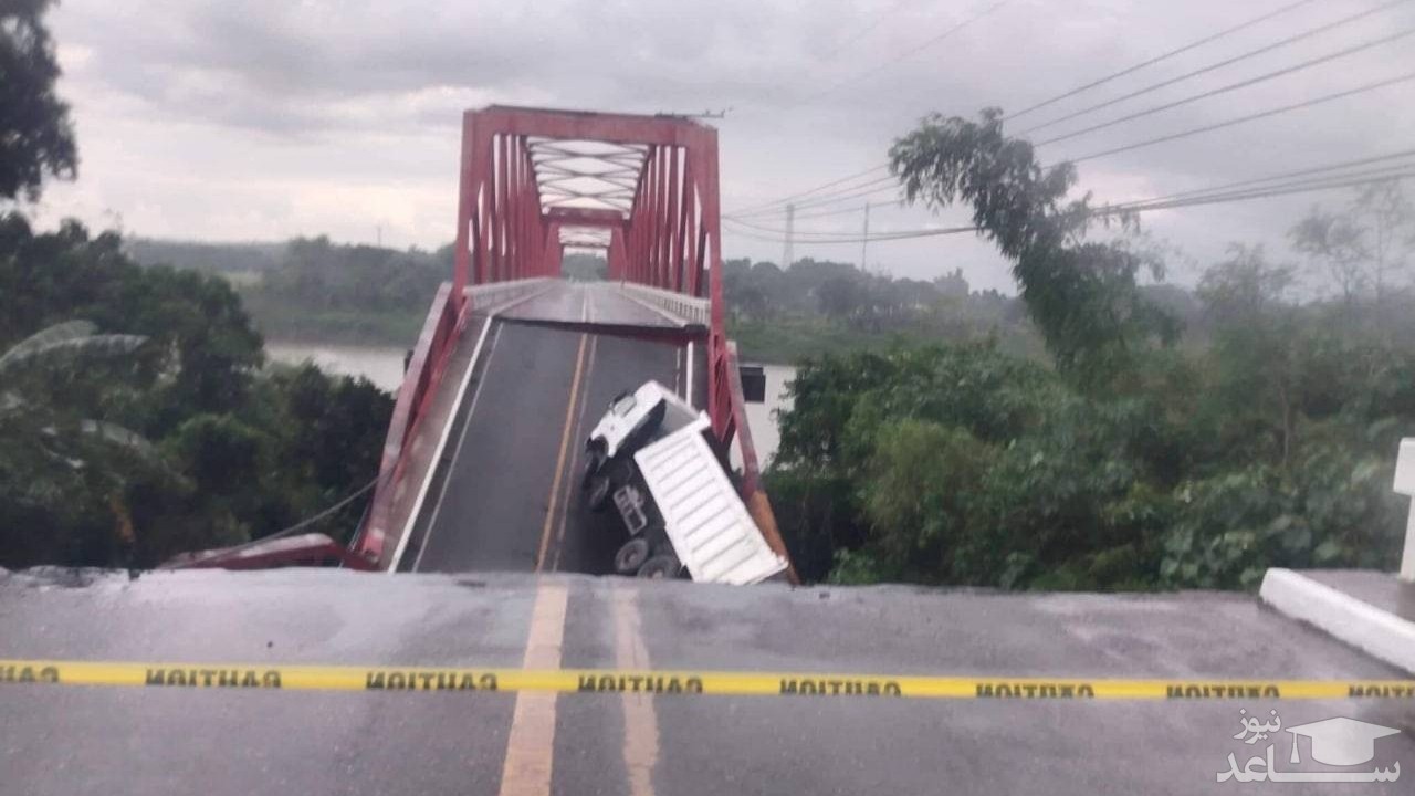(فیلم) لحظه ریزش یک پل در فیلیپین و سقوط دو کامیون