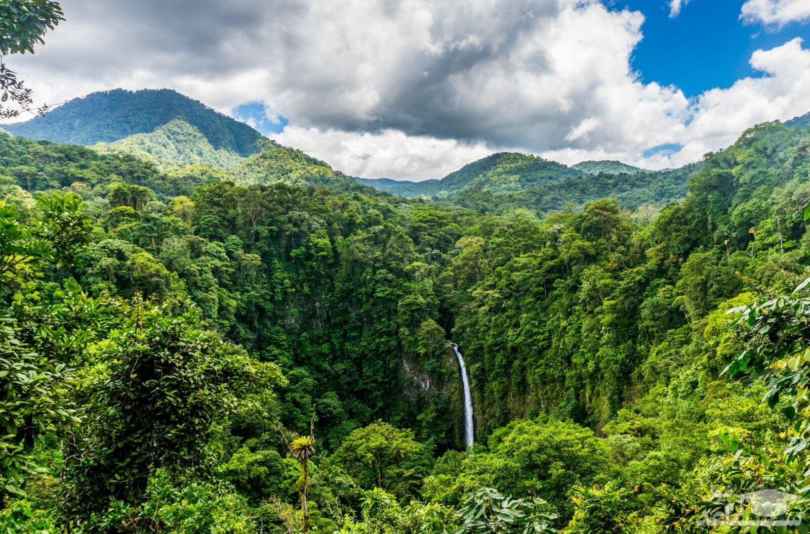 کشور کاستاریکا در کدام قاره واقع شده و جاذبه های گردشگری مهم و زیبای آن کدامند؟
