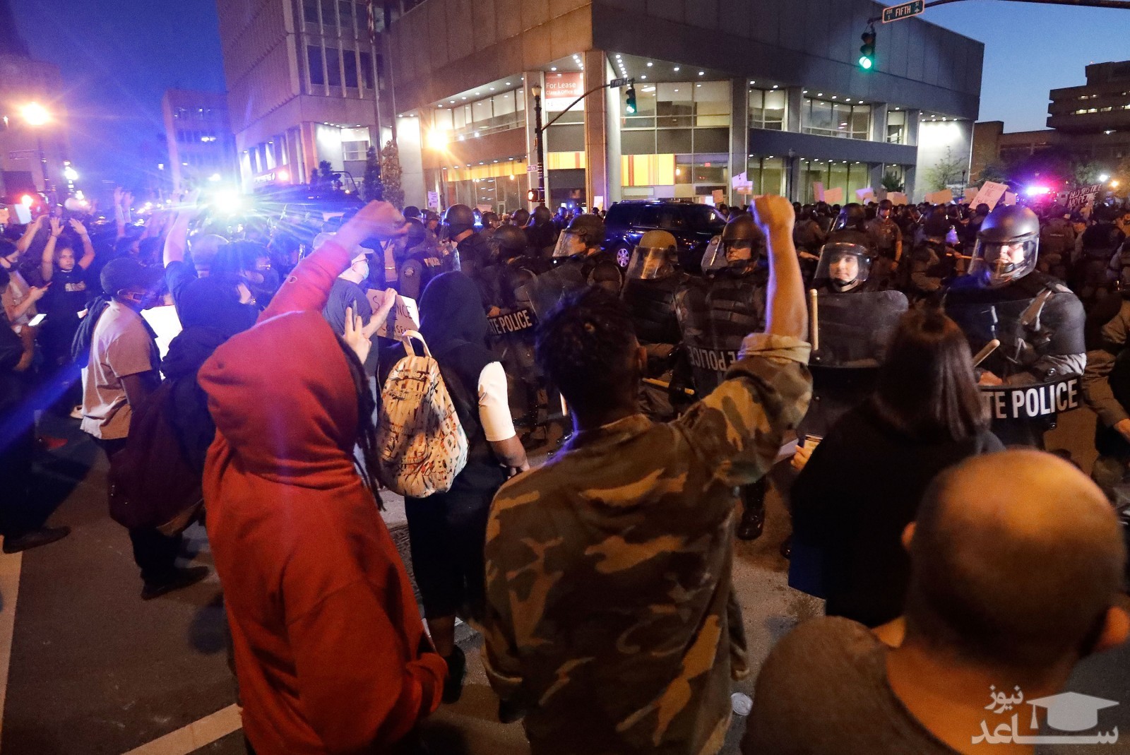 تظاهرات معترضان با اسب