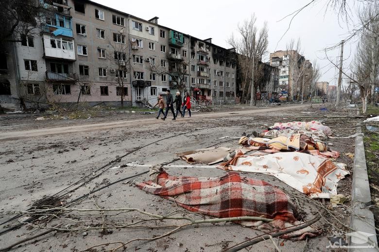تخلیه ساختمان صدمه دیده از حمله موشکی روسیه در شهر ماریوپول اوکراین/ رویترز