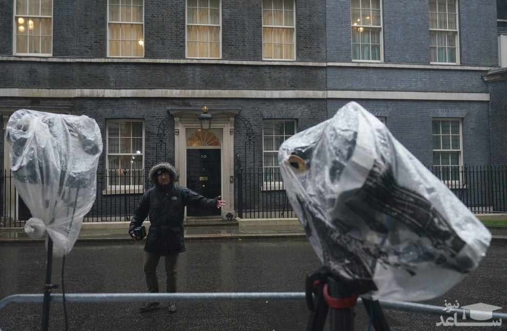تهیه گزارش از مقابل مقر نخست وزیری انگلیس در لندن در شرایط هوای بارانی/ رویترز