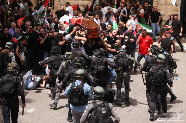 حمله پلیس اسراییل به مراسم تشییع پیکر" شیرین ابو عاقله" خبرنگار الجزیره در شهر "جنین" در کرانه باختری فلسطین/ رویترز