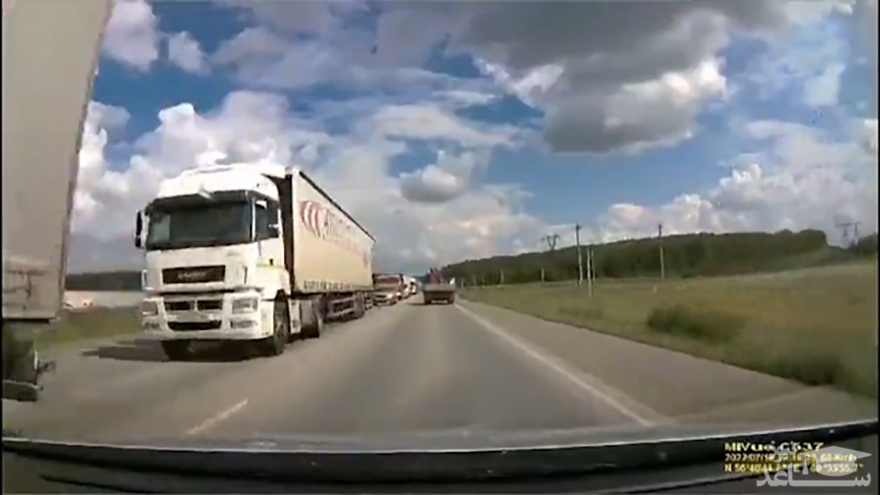 (فیلم) تصادف راننده‌ای که قصد فرار از ترافیک را داشت