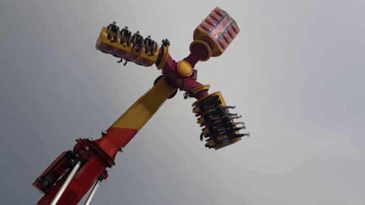 (فیلم) نقص فنی یک وسیله بازی در شهربازی و وحشت مردم