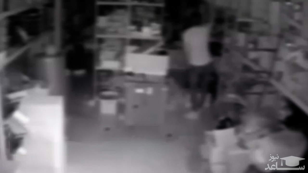 (فیلم) نفوذ سارقین از کانال کولر به داخل مغازه‌ای در تهران 