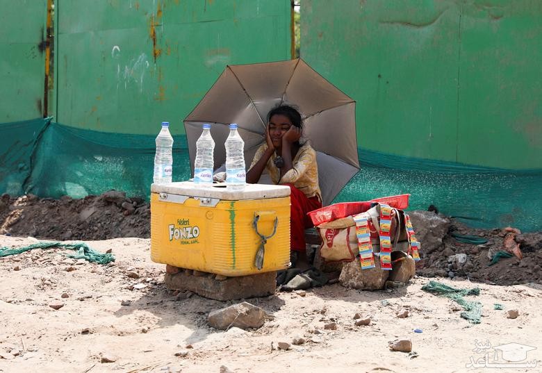 موج گرمای زودهنگام تابستانی در شهر دهلی هند. دختری در یکی از حیابان های دهلی در حال فروش آب خنک/ رویترز