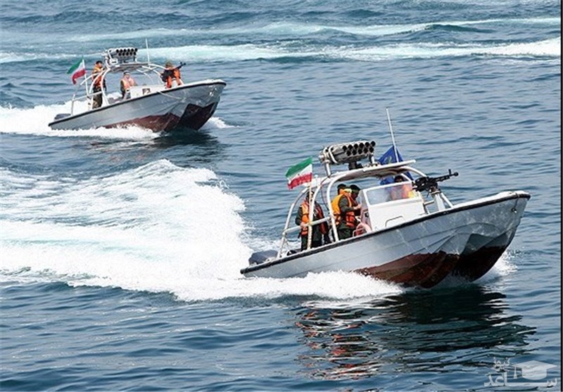 قایق مسلح ایرانی و پرواز جنگنده آمریکایی در خلیج فارس + فیلم