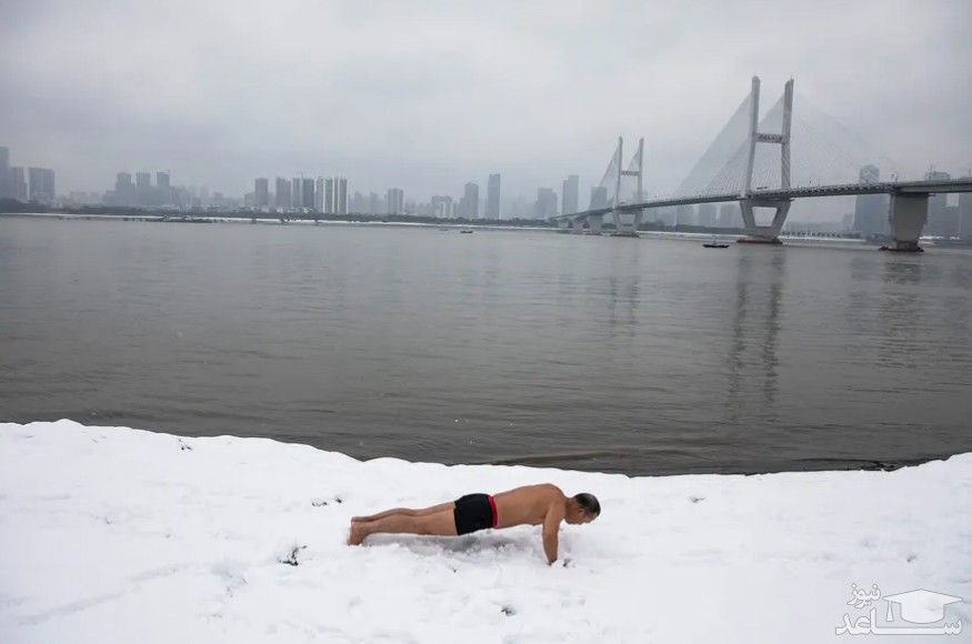 آماده شدن مرد چینی برای شنای صبحگاهی در آب یخ رود "یانگ تسه"/ گتی ایمجز