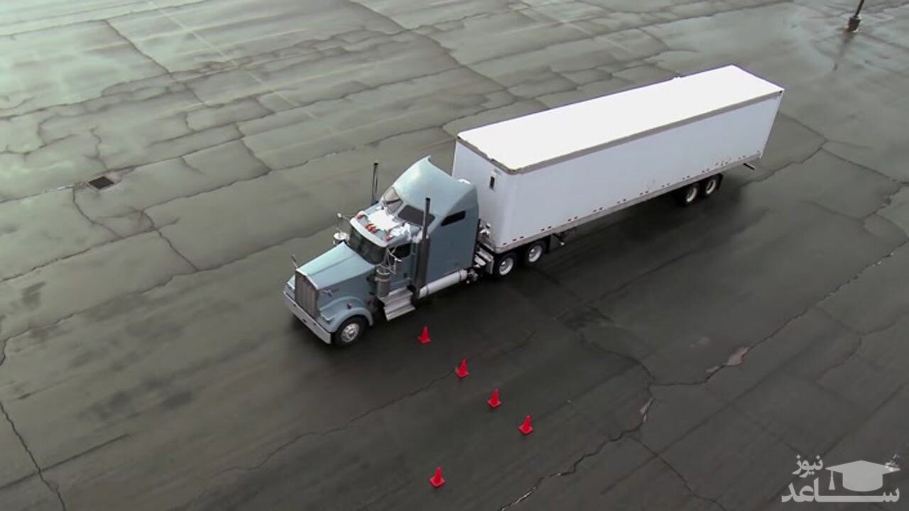 (فیلم) شیوه جالب پارک کردن تریلی‌ها روی لنج