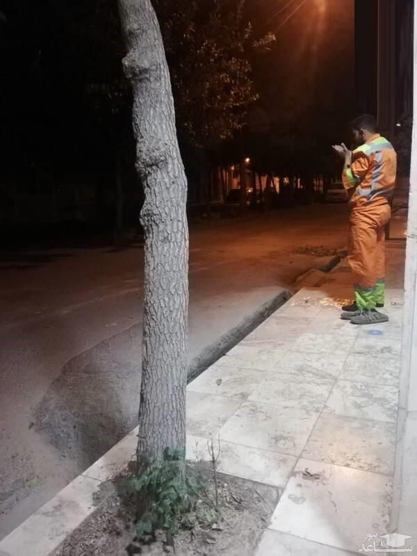 پاکبانی در حال نماز خواندن