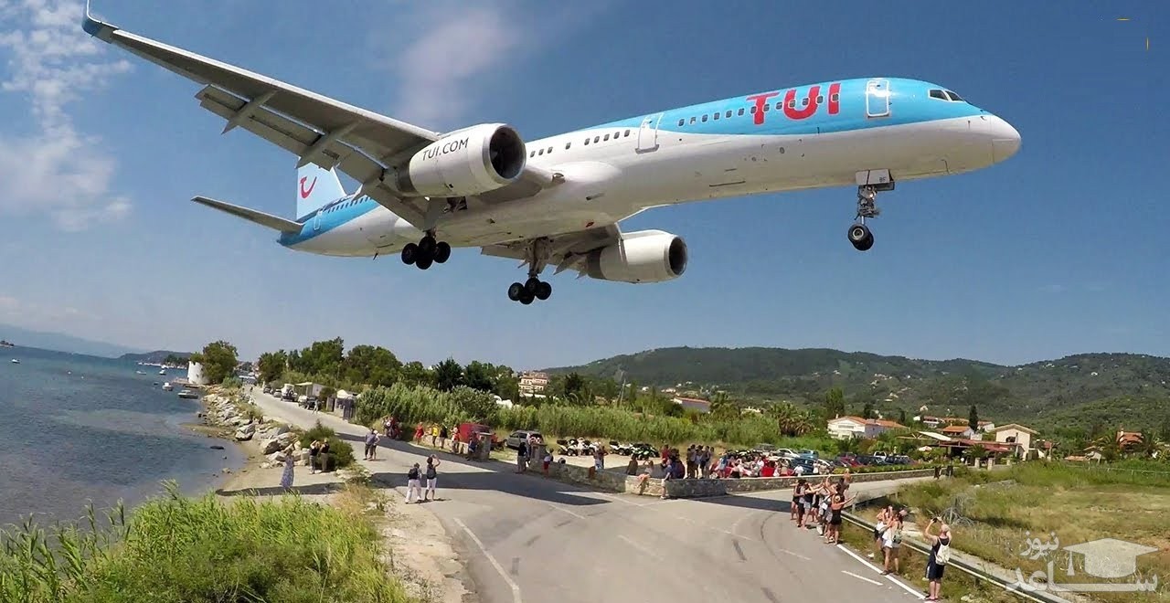 (عکس) عبور میلیمتری هواپیماها از روی گردشگران!