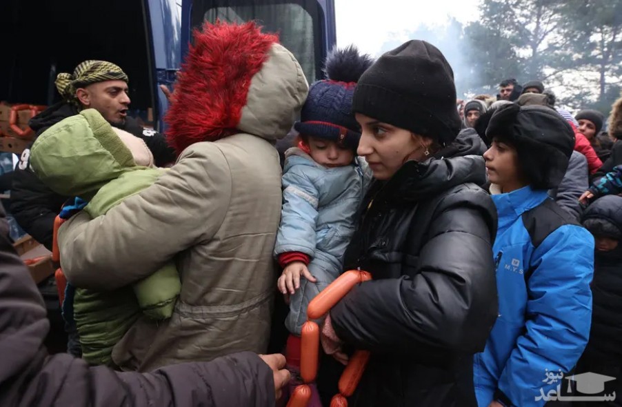 توزیع کمک از سوی نهادهای دولتی بلاروس در میان پناهجویان تجمع کرده در مرز با لهستان/ ایتارتاس