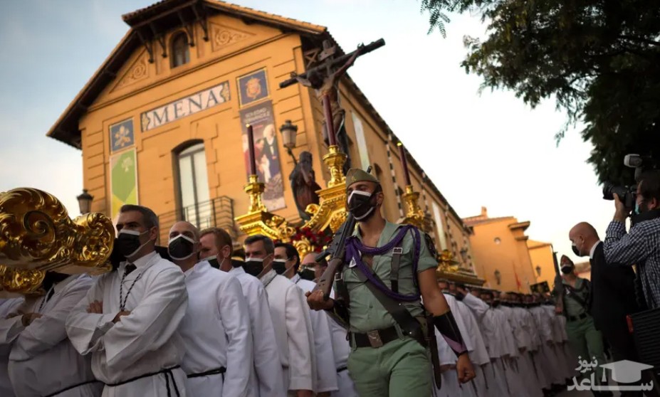 حمل مجسمه حضرت عیسی (ع) از سوی مسیحیان کاتولیک در جریان یک مراسم آیینی در شهر مالاگا اسپانیا/ شاتر استوک