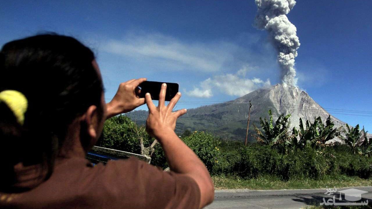 (فیلم) لحظه فوران آتشفشان سینابونگ در اندونزی