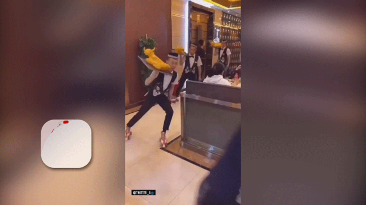 (فیلم) سرویس دهی پیشخدمت های حرفه ای با اسکیت چرخدار! 