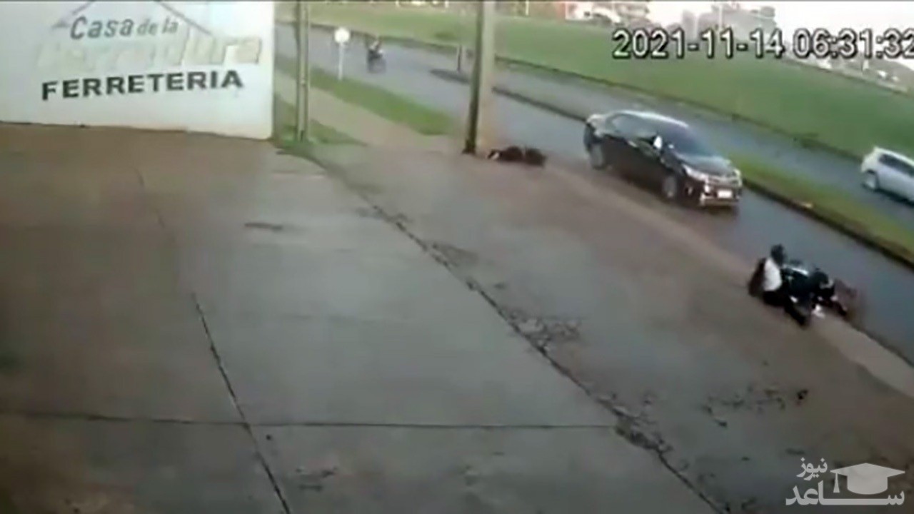 (فیلم) تغییر مسیر ناگهانی یک خودرو حادثه آفرید