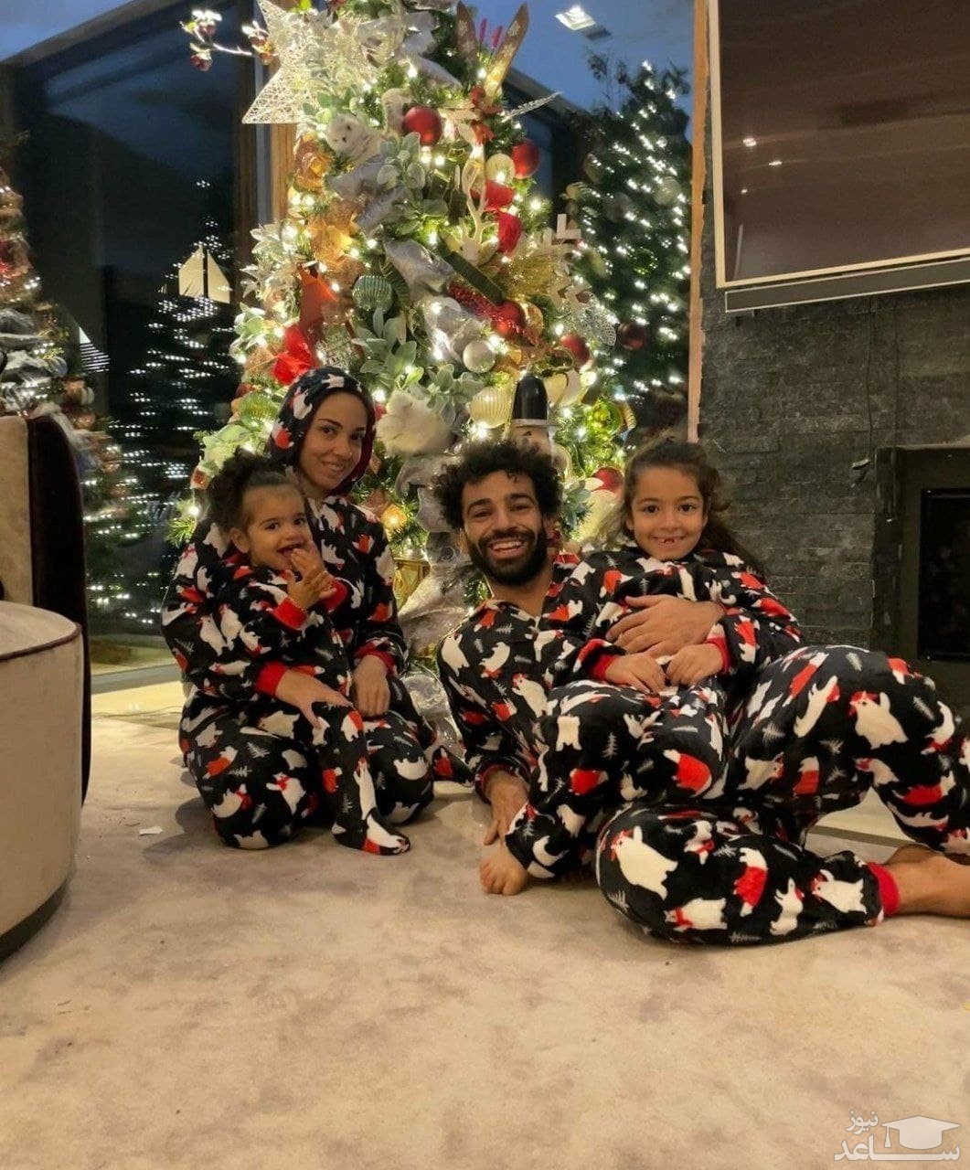 واکنش‌های تند مردم به عکس خانوادگی صلاح با درخت کریسمس