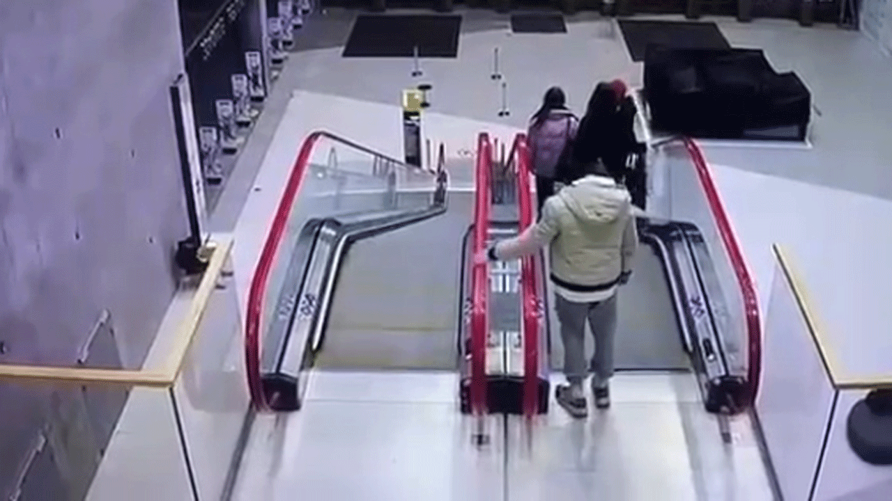 (فیلم) سقوط دختربچه بازیگوش از روی پله برقی