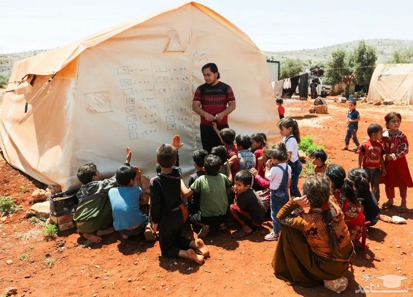 مدرسه اردوگاه آوارگان جنگ داخلی در ادلب سوریه