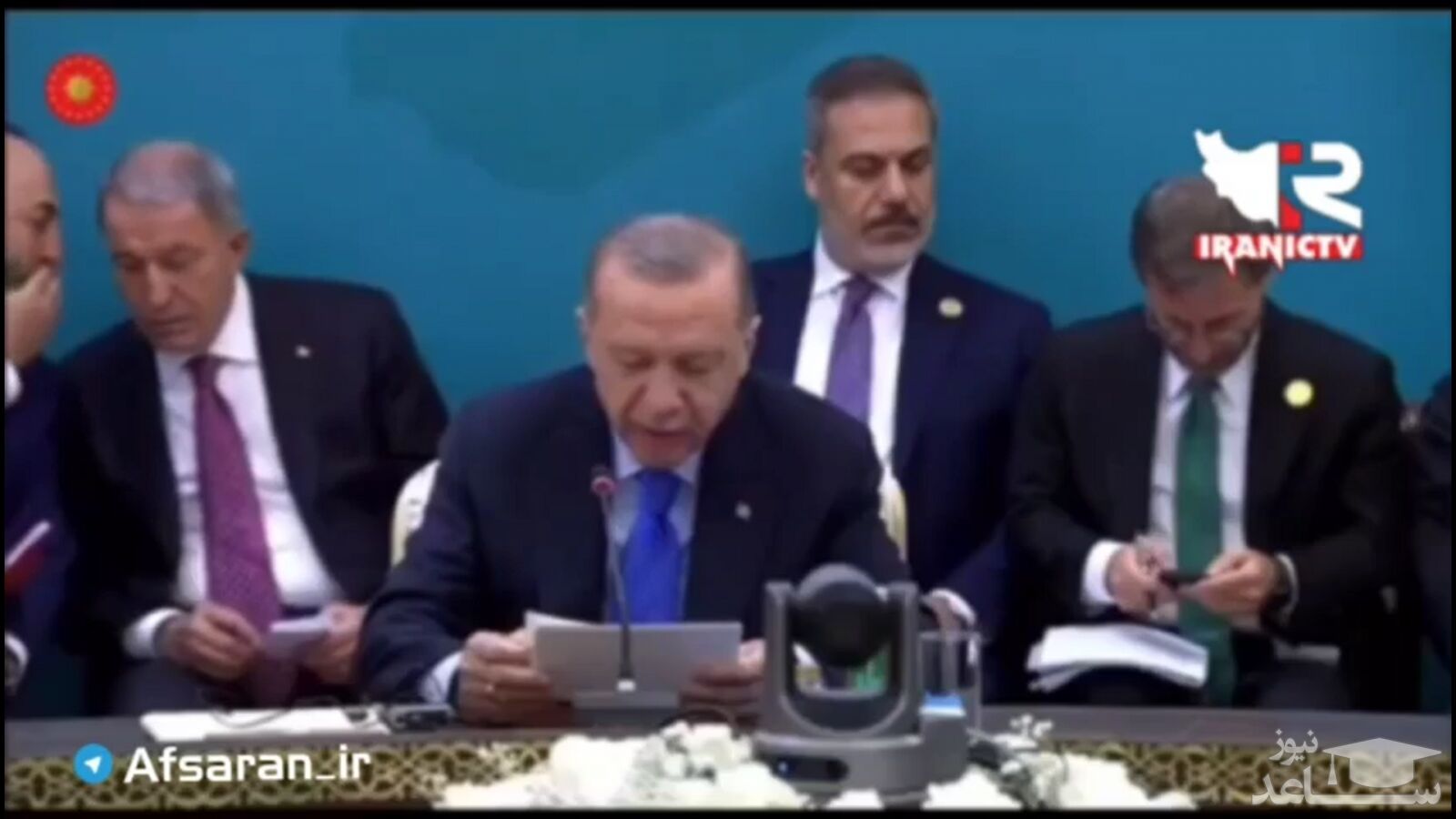 (فیلم) دید زدن دزدکی موبایل رئیس ارتباطات ریاست جمهوری توسط رئیس سازمان اطلاعات ترکیه