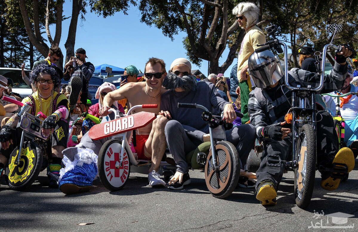 مسابقه با سه چرخه‌های کودکان توسط بزرگسالان!