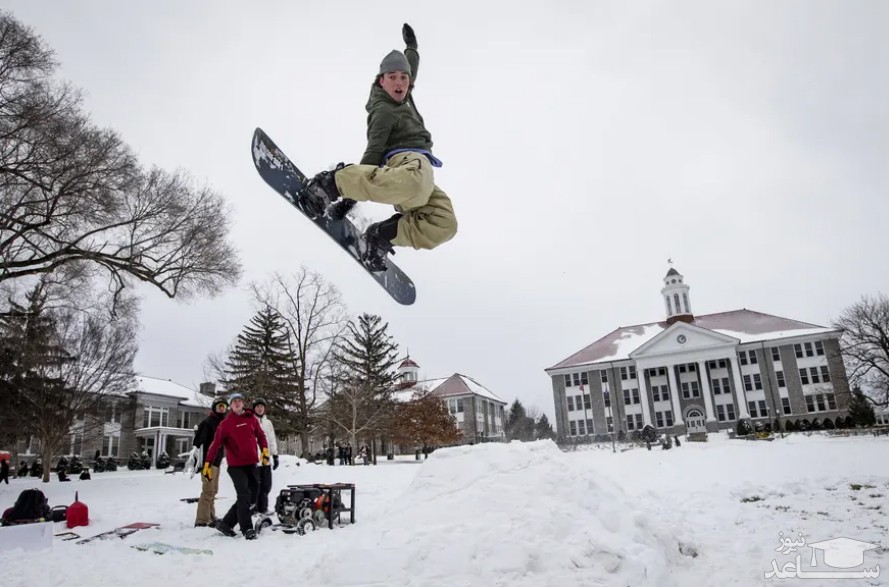 برف بازی دانشجویان در محوطه دانشگاهی در ویرجینیا آمریکا/ آسوشیتدپرس