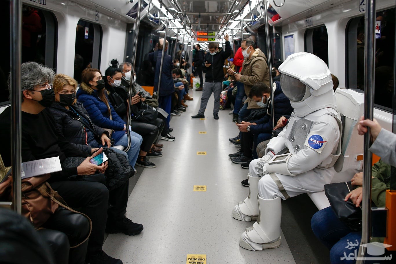 مردی با لباس فضانوردی سوار بر مترو شهر استانبول ترکیه در راستای کارزار تبلیغاتی نمایشگاه فضایی ناسا در استانبول/ آسوشیتدپرس